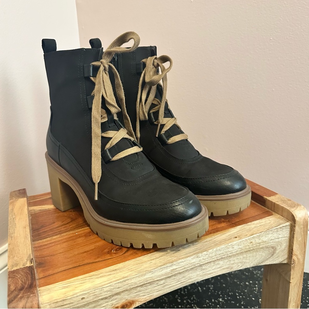 Universal Thread Black and Tan Lace Up Boots